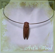 Sculpture animalière, broche, porte-clef ou pendentif cigale 4cm en bois de cade