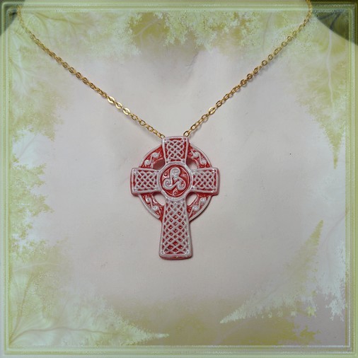 Pendentif fait main croix celtique en verre corail et blanc