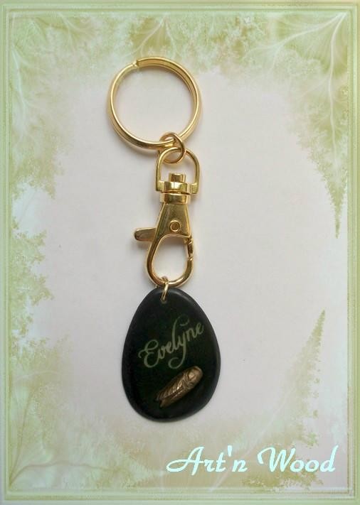 Porte-clé artisanal personnalisé cigale en bronze doré et ivoire végétal vert olive