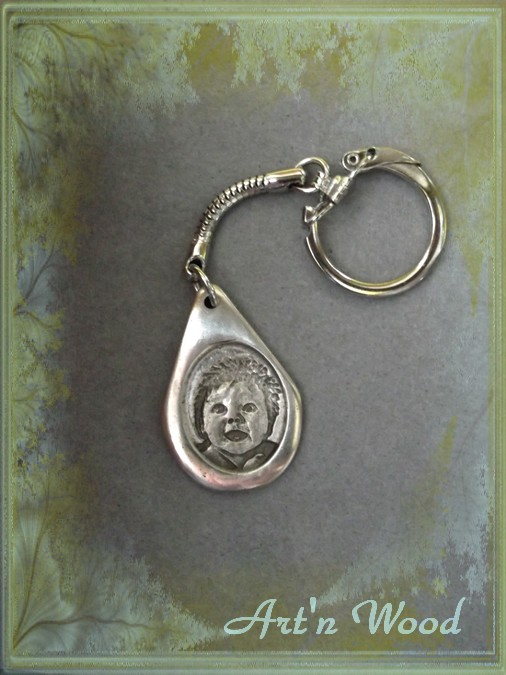 Bijou sur-mesure: porte-clé en métal avec votre photo ou portrait gravé